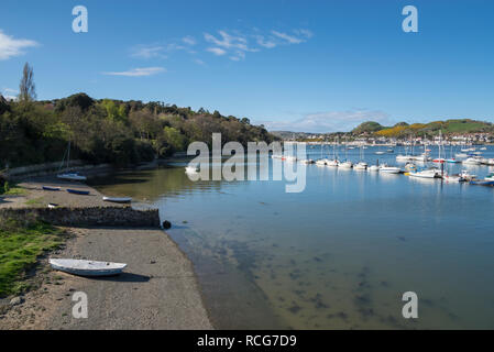 Schönen Frühlingstag am Fluss in Conwy, North Wales. Boote im Wasser und Deganwy auf der gegenüberliegenden Seite. Stockfoto