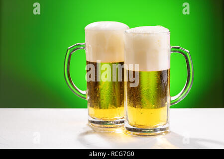 Zwei Becher Bier. Konzept für St. Patrick's Day. Stockfoto