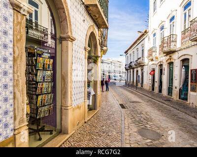 TAVIRA, PORTUGAL - 28. MÄRZ 2018: Straße in der Altstadt von Tavira in der Algarve im Süden von Portugal. Stockfoto