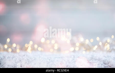 Ethereal weiche Weihnachten Hintergrund mit einem magischen Sekt bokeh der Partei Lichter in einem Nebelhaften verträumt Hintergrund über Schnee mit Kopie Raum Stockfoto