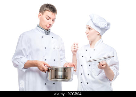 Emotionen der Köche in Bezug auf Foul Suppe in eine Pfanne, ein Porträt auf weißem Hintergrund Stockfoto