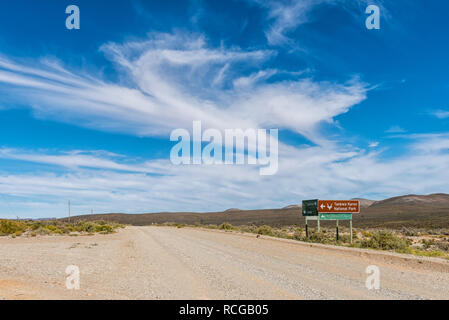 TANKWA KAROO NATIONAL PARK, SÜDAFRIKA, 30. AUGUST 2018: Abzweigung von der Straße R355 der Tankwa Karoo National Park in der Northern Cape Provinz. Di Stockfoto