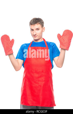 Mann in Schürze und Handschuhe für heiße auf weißem Hintergrund isoliert ist Stockfoto