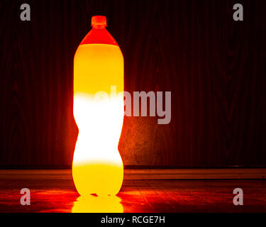 Eine Flasche Lemon Soda drink leuchtet Stockfoto