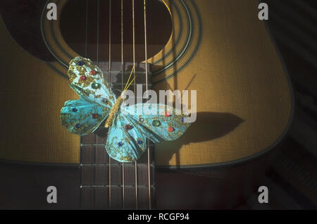 Türkis Schmetterling auf Saiten der Gitarre, Konzept für Poesie, Musikalität, Singer Songwriter Kreativität. Stockfoto