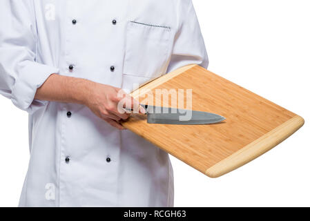 Nahaufnahme eines hölzernen Schneidebrett und ein scharfes Messer in der Hand des Chefkochs Stockfoto