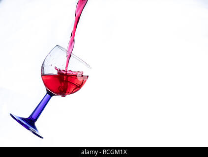 Aus der Nähe von gießen Wein in ein Glas auf weißem Hintergrund Stockfoto