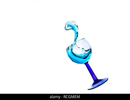 Blue Water Splash in einem Glas auf weißem Hintergrund Stockfoto