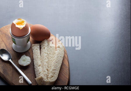 Frühstück gekochte Eier mit weißem Brot auf dem Tisch Stockfoto