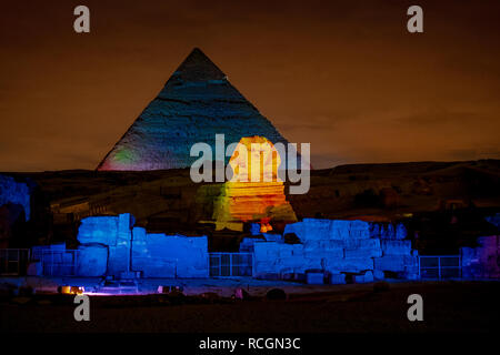 Ägypten Nacht bei den Pyramiden mit der Sphinx in Gizeh Plateau Kairo ausgeleuchtet Stockfoto