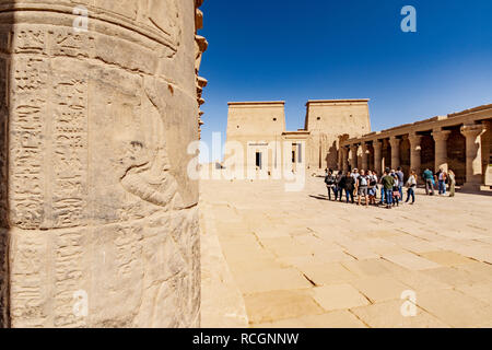 Philae Ägyptischen Tempel der Isis Gott in Assuan. Fokus auf den Stein gemeißelt hierogliph auf der linken Seite. Stockfoto