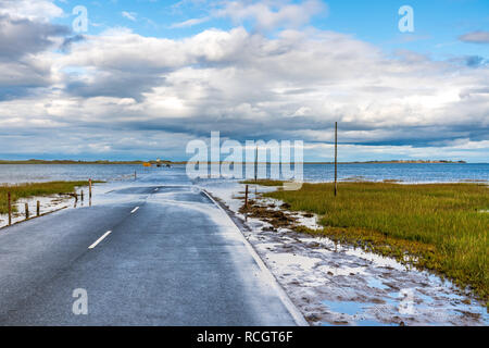 Überflutete Straße zwischen Beal und die Heilige Insel von Lindisfarne in Northumberland, England, Großbritannien Stockfoto