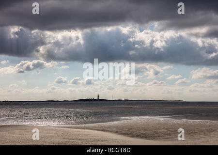 Naturschutzgebiet De Vliehors, Aussicht auf den Leuchtturm der Insel Texel, Vlieland, Niederlande. Stockfoto