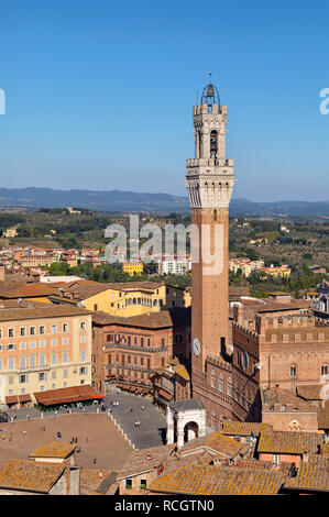 Siena, Italien. Torre del Mangia - berühmten Glockenturm befindet sich auf Premier Platz der Stadt Piazza del Campo Stockfoto