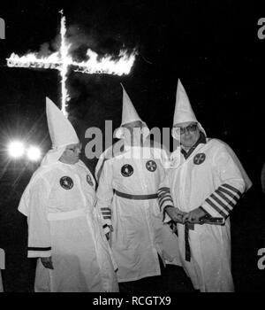 Mitglieder der KKK-by an der Beleuchtung in Rumford mich während der Rallye in der kleinen Stadt Maine Stadt. Die Klan hatte aktiv in Maine in den 20er und 30er Jahren gewesen, diese Gruppe von Klansmen offen die Presse eingeladen, zu beobachten, zu fotografieren und Bericht über dieses Ereignis Foto von Bill belknap Stockfoto