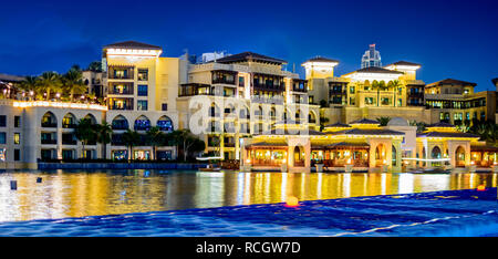 Hotel mit Blick aufs Wasser im blauen Himmel Hintergrund Stockfoto