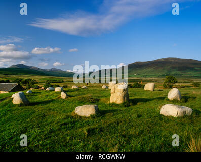 Machrie Moor Steinkreise, Isle of Arran, Schottland, UK: Suche NE über die zwei konzentrische Ringe aus Stein des Kreises V von MOSS-Farm auf den Gipfel des Ziege fiel. Stockfoto