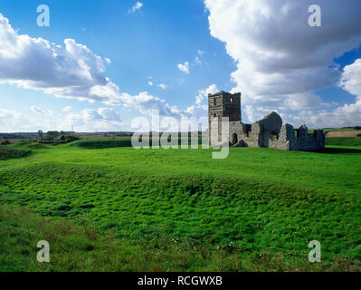 Anzeigen NW der Ruine einer normannischen Kirche innerhalb der ovalen Bank & interne Graben eines jungsteinzeitlichen henge Monument an Knowlton, Dorset, England, Großbritannien gebaut. Stockfoto