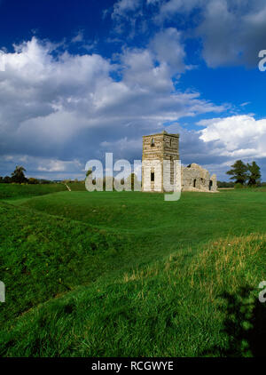 Blick NE der Ruine einer normannischen Kirche innerhalb der ovalen Bank & interne Graben eines jungsteinzeitlichen henge Monument an Knowlton, Dorset, England, Großbritannien gebaut, siehe Stockfoto