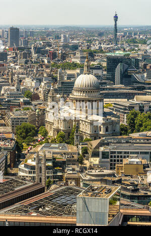 Luftaufnahme von St. Paul's Cathedral, Westminster und der BT Tower von der Aussichtsplattform des Skygarden, London, England. Stockfoto