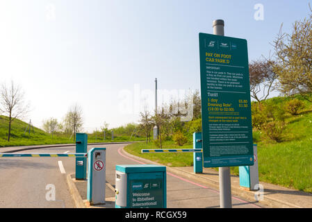 Eingang zu einem Parkplatz in der Nähe von Ebbsfleet International hohe Geschwindigkeit Bahnhof, mit dem Eurostar aus London, Paris, Brüssel und Amsterdam. Stockfoto