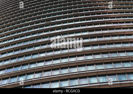 London Marriott Hotel Canary Wharf. Glas Fenster Fassade des Bürogebäudes, Skyscraper oder Hotel mit Wolken und Himmel spiegelt sich auf der Oberfläche. Stockfoto