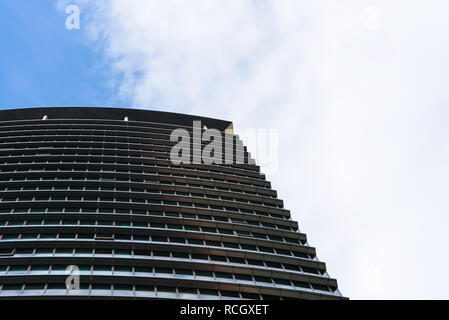 London Marriott Hotel Canary Wharf. Glas Fenster Fassade des Bürogebäudes, Skyscraper oder Hotel mit Wolken und Himmel spiegelt sich auf der Oberfläche. Stockfoto