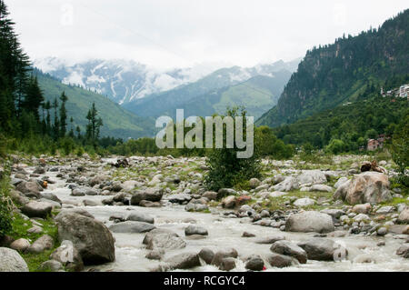 Manali, Himachal Pradesh/Indien - August 2011: Der Fluss in Manali, Indien. Stockfoto