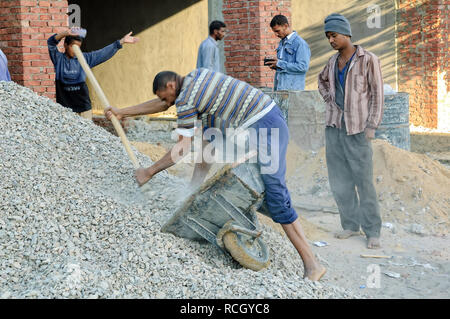 Hurghada, Ägypten - November 7, 2006: Arbeitnehmer transport Schotter für den Bau des Hauses Stockfoto