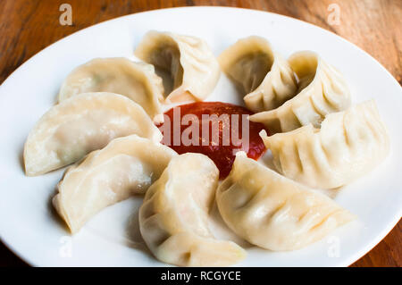 Gedünsteter Momos diente in der Himalaya in Indien Stockfoto