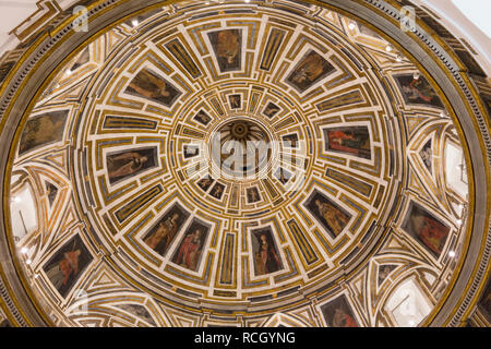 Santo Cristo de la Salud Kirche, Malaga, Provinz Malaga, Costa del Sol, Spanien. Interieur, suchen gerade nach oben in die Kuppel. Diese barocke Kirche war bu Stockfoto