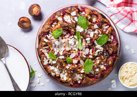 Sommer Pflaumen Kuchen mit mandelflocken Stockfoto