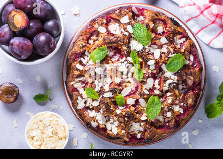 Sommer Pflaumen Kuchen mit mandelflocken Stockfoto