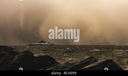 Blick auf die Insel Munkholmen mit alten Kloster, später Festung. Winter Blizzard, Hagel, Sturm, stürmische See Gewässer auf Trondheimsfjorden. Stockfoto