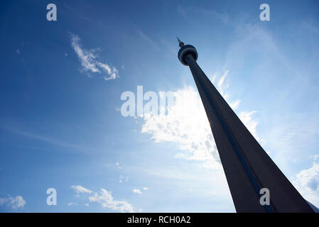 Low Angle Shot der erstaunlichen CN Tower in der Innenstadt von Toronto, Kanada, ein Wahrzeichen der Stadt Stockfoto