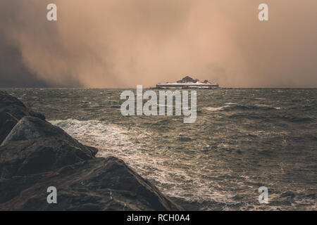 Blick auf die Insel Munkholmen mit alten Kloster, später Festung. Winter Blizzard, Hagel, Sturm, stürmische See Gewässer auf Trondheimsfjorden. Stockfoto