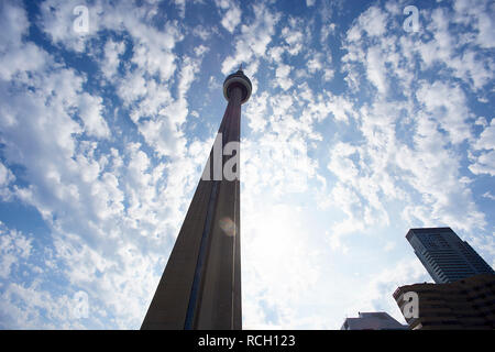 Low Angle Shot der erstaunlichen CN Tower in der Innenstadt von Toronto, Kanada, ein Wahrzeichen der Stadt Stockfoto