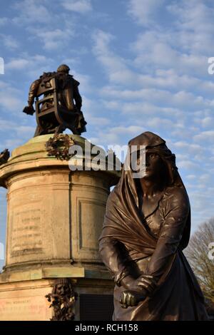 Lady Macbeth Skulptur, Gower Memorial, Bancroft Gärten, Stratford-upon-Avon, Warwickshire, England, Großbritannien Stockfoto