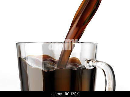 Gießen Kaffee in ein durchsichtiges Glas mug. Nähe zu sehen. Auf weissem Hintergrund. Beschneidungspfad enthalten. Stockfoto