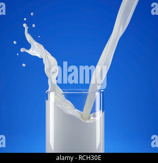 Gießen Milch in Glas mit Splash. Seitenansicht hautnah. Auf blauem Hintergrund isoliert. Stockfoto