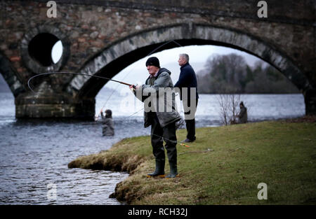 Angler während der Eröffnung der Lachs Angeln auf dem Fluss Tay in Kenmore, in der Nähe von Aberfeldy. Stockfoto