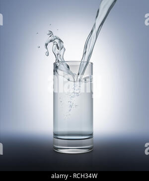 Glas aus klarem Wasser mit Gießen und Splash. Auf weiß/grauer Hintergrund isoliert. Beschneidungspfad enthalten. Stockfoto