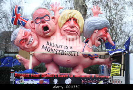 Bildnisse von Premierminister Theresa May, ehemaliger Außenminister Boris Johnson, aktuelle Umgebung Sekretär Michael Gove und ehemaligen Brexit Sekretär David Davis, sind vorbei, die Houses of Parliament, London gefahren, vor dem Unterhaus Abstimmung über des Ministerpräsidenten Brexit beschäftigen. Stockfoto