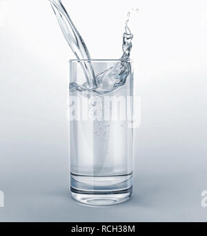 Glas aus klarem Wasser mit Gießen und Splash. Auf weiß/grauer Hintergrund isoliert. Beschneidungspfad enthalten. Stockfoto