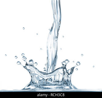 Das Gießen von Wasser mit Krone Splash. Close Up. Seitliche Sicht auf weißem Hintergrund. Stockfoto
