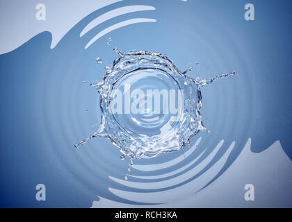 Wasser Krone Splash in einem Pool mit Wasser, mit kreisförmigen Wellen um. Ansicht von oben. Auf weissem Hintergrund. Stockfoto