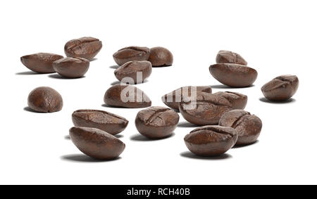 Nahaufnahme einer Gruppe von Kaffeebohnen auf weiße Oberfläche. Perspektivische Ansicht ohne dof Effekt. Stockfoto