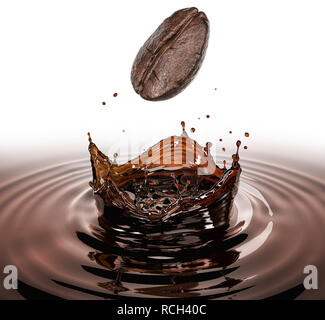 Coffee Bean, planschen in einem Pool von Kaffee mit Krone Splash. Auf weissem Hintergrund. Stockfoto