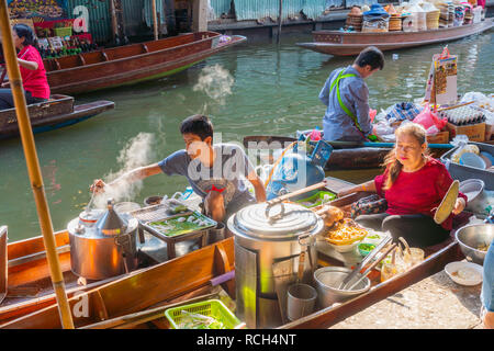 Ratchaburi, Thailand - November 4, 2018: Kaufleute kochen Lebensmittel für den Verkauf von Produkten bei Damnoen Saduak Markt in Ratchaburi, Thailand Stockfoto