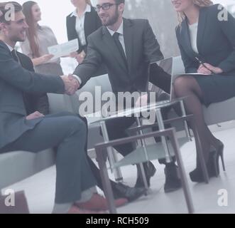 Bis zu schließen. Handshake von Geschäftsleuten in der Bank. Stockfoto